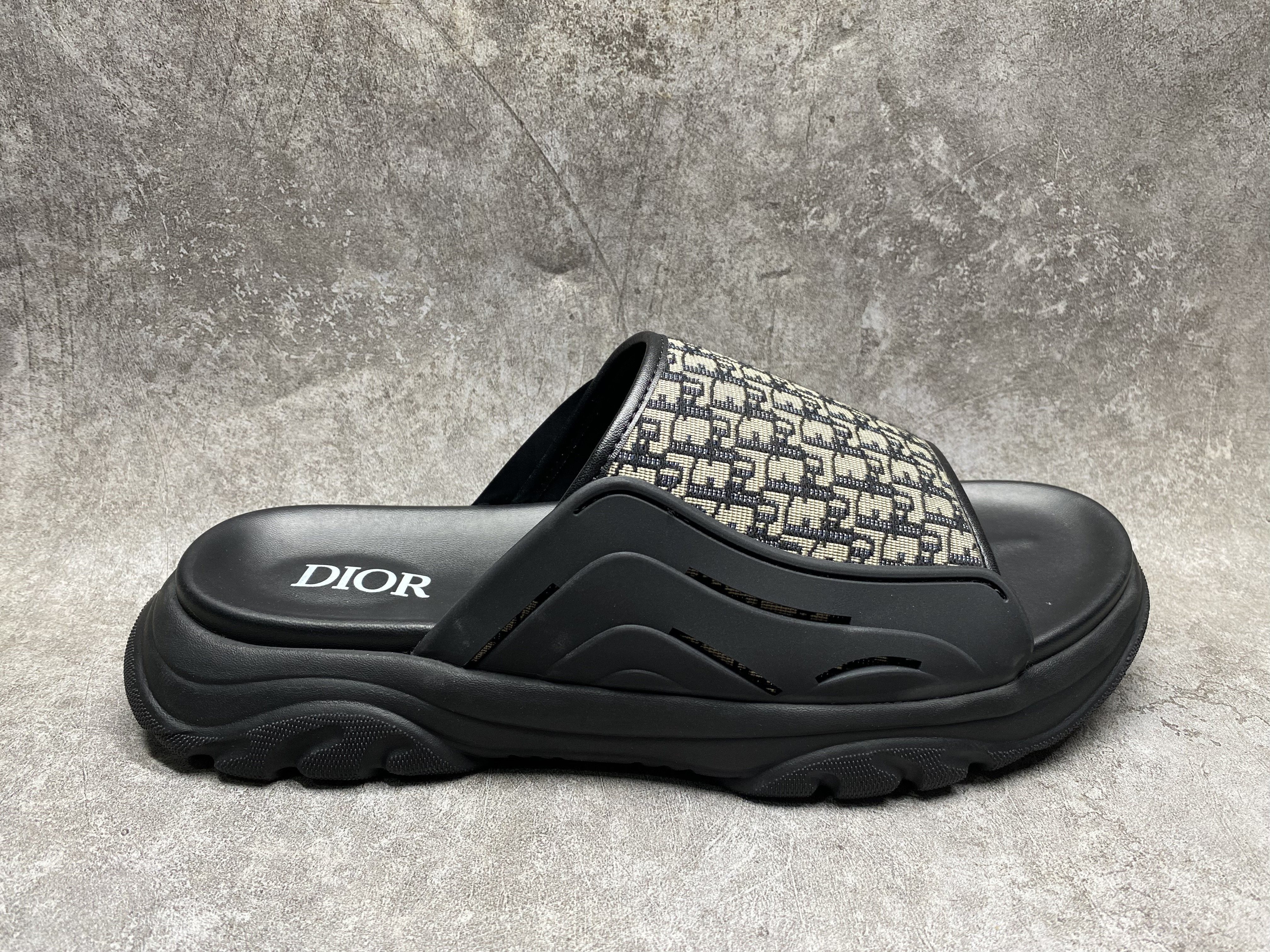 ua D*or sandal