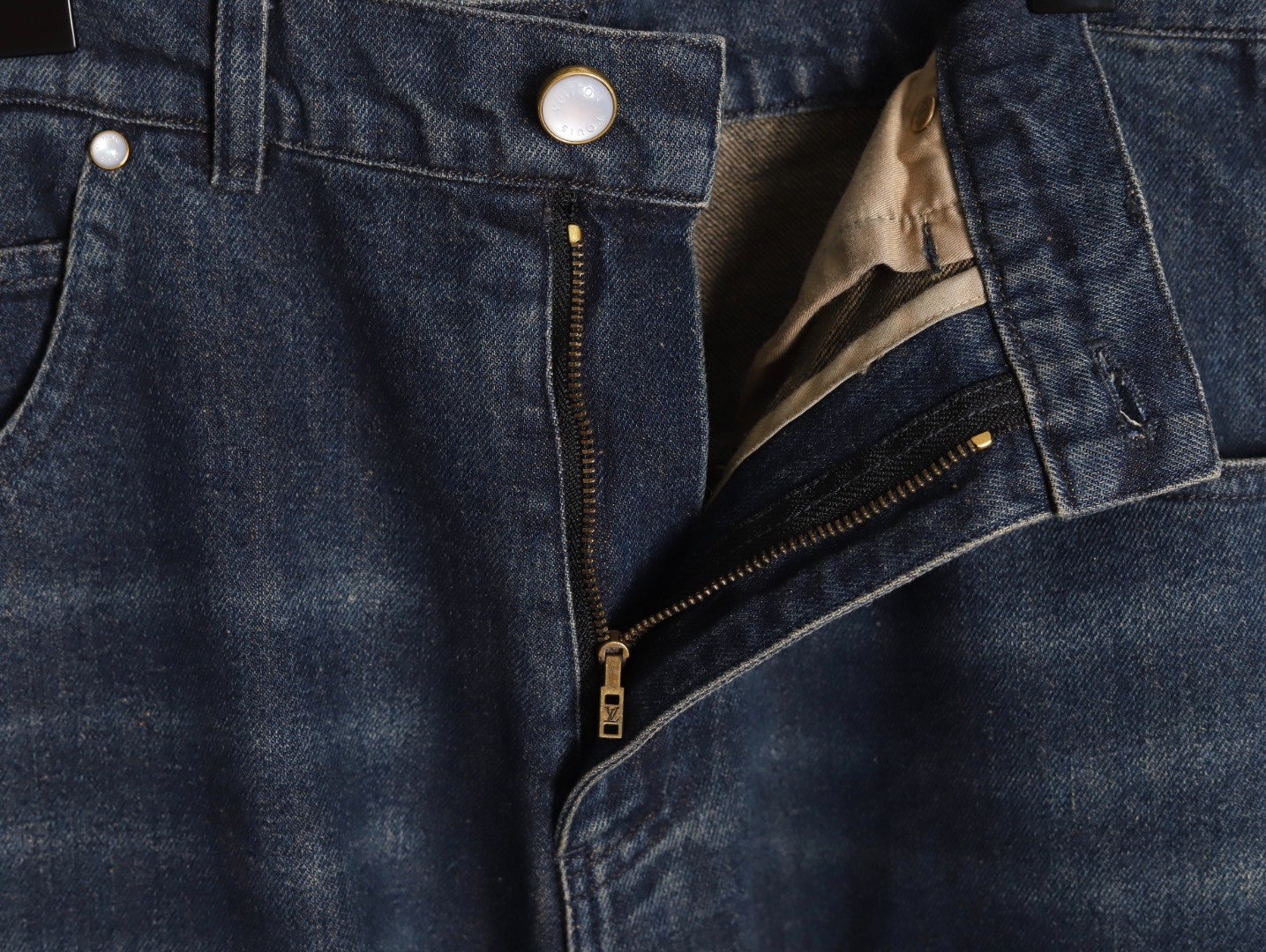 l0*is V*t0n lv shorts