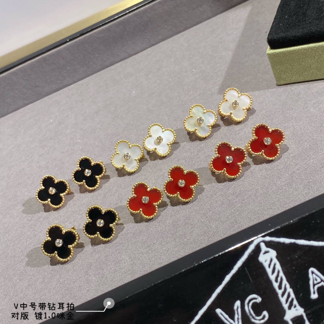 v*n cl*f & arpels four-leaf clover with Di*m*nd earrings