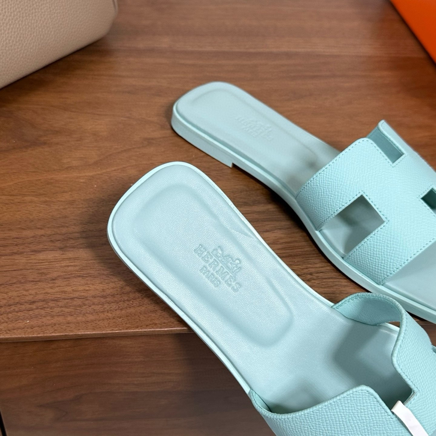 UA Hermès Oran sandal