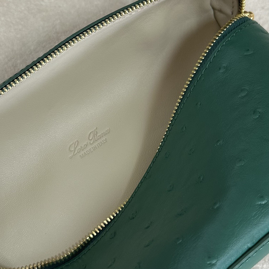 L**o p*ana extra pocket l19 ostrich-grained leather 11x19x6.5cm