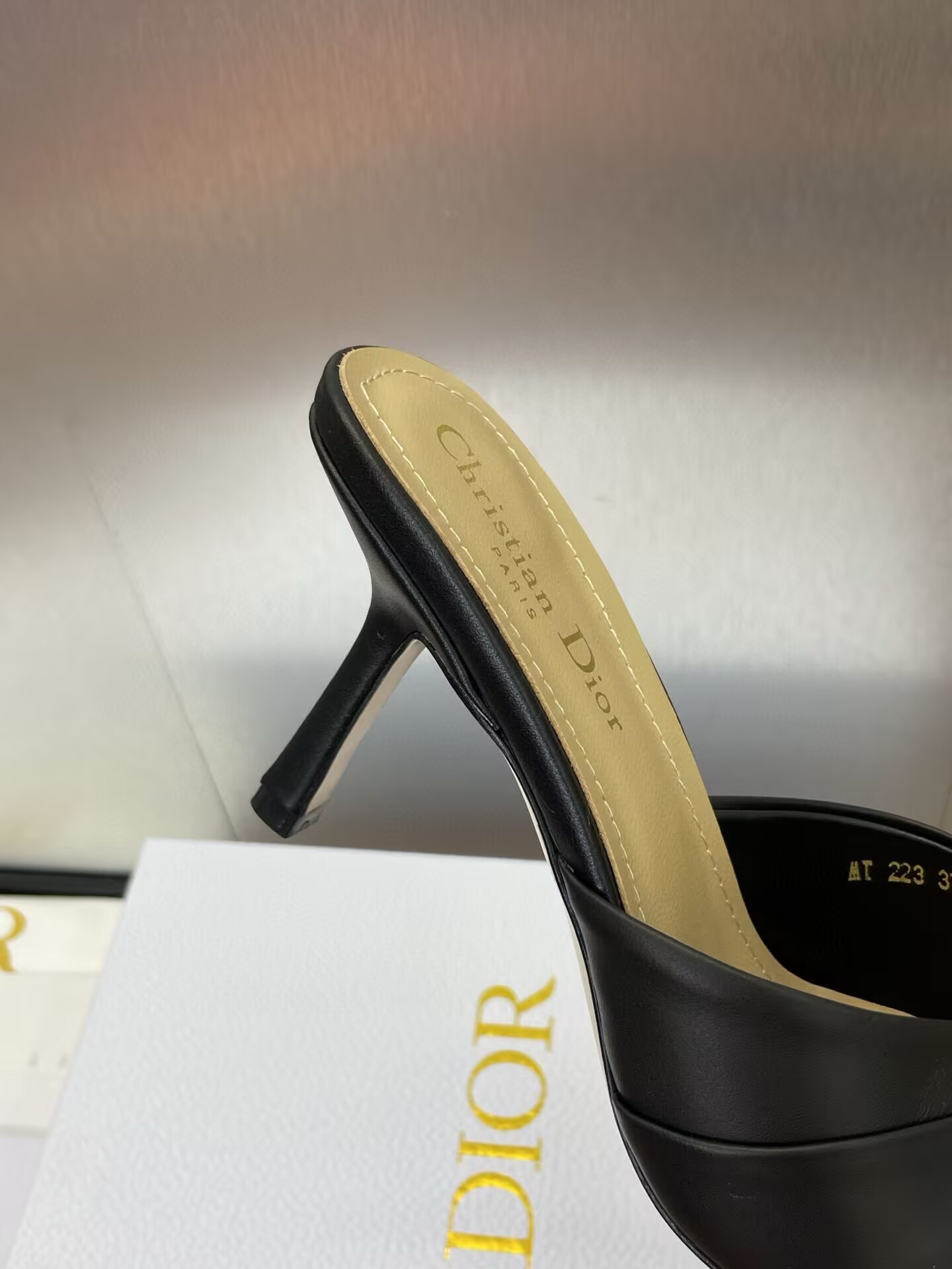 ua D*or heeled slide