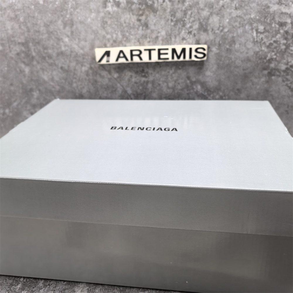 ua Ba*len*cia*ga runner sneaker