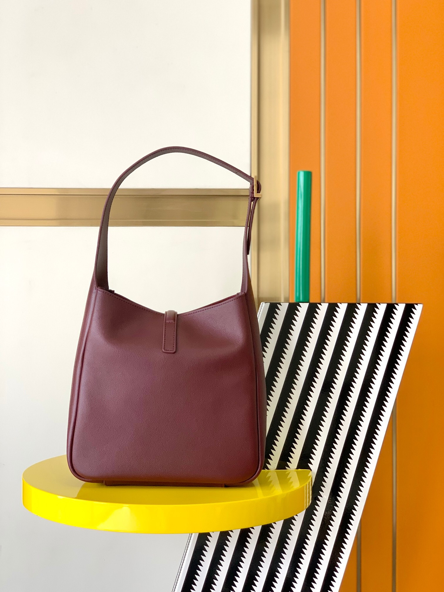 y*l le 5 À 7 S*pple small in grained leather 23 x 22 x 8.5 cm