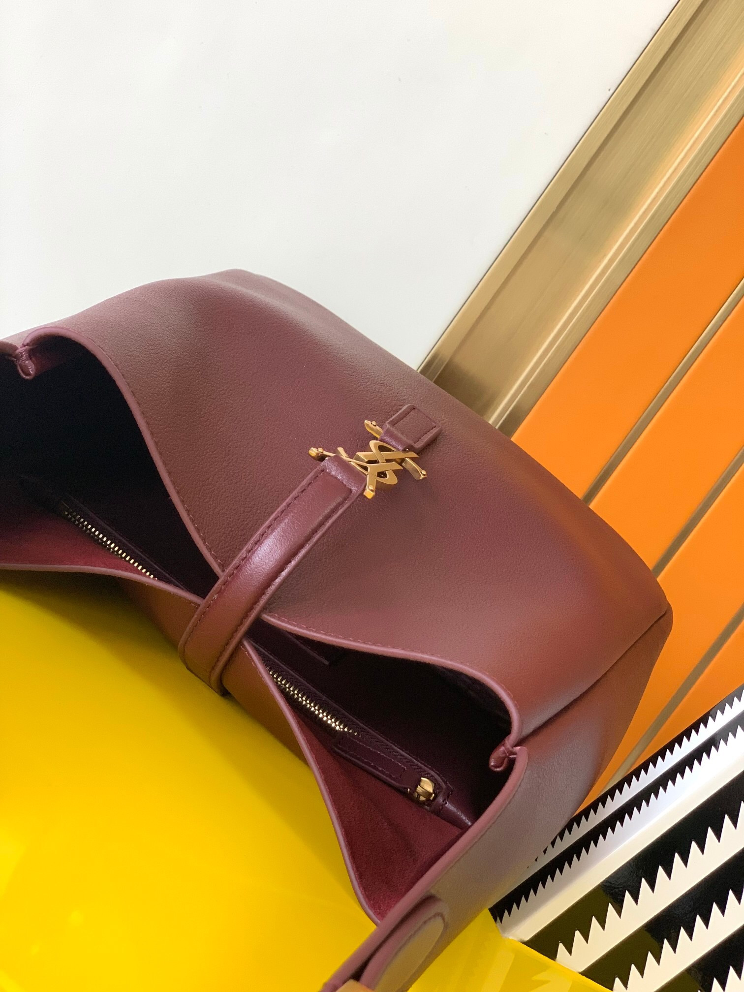 y*l le 5 À 7 S*pple small in grained leather 23 x 22 x 8.5 cm