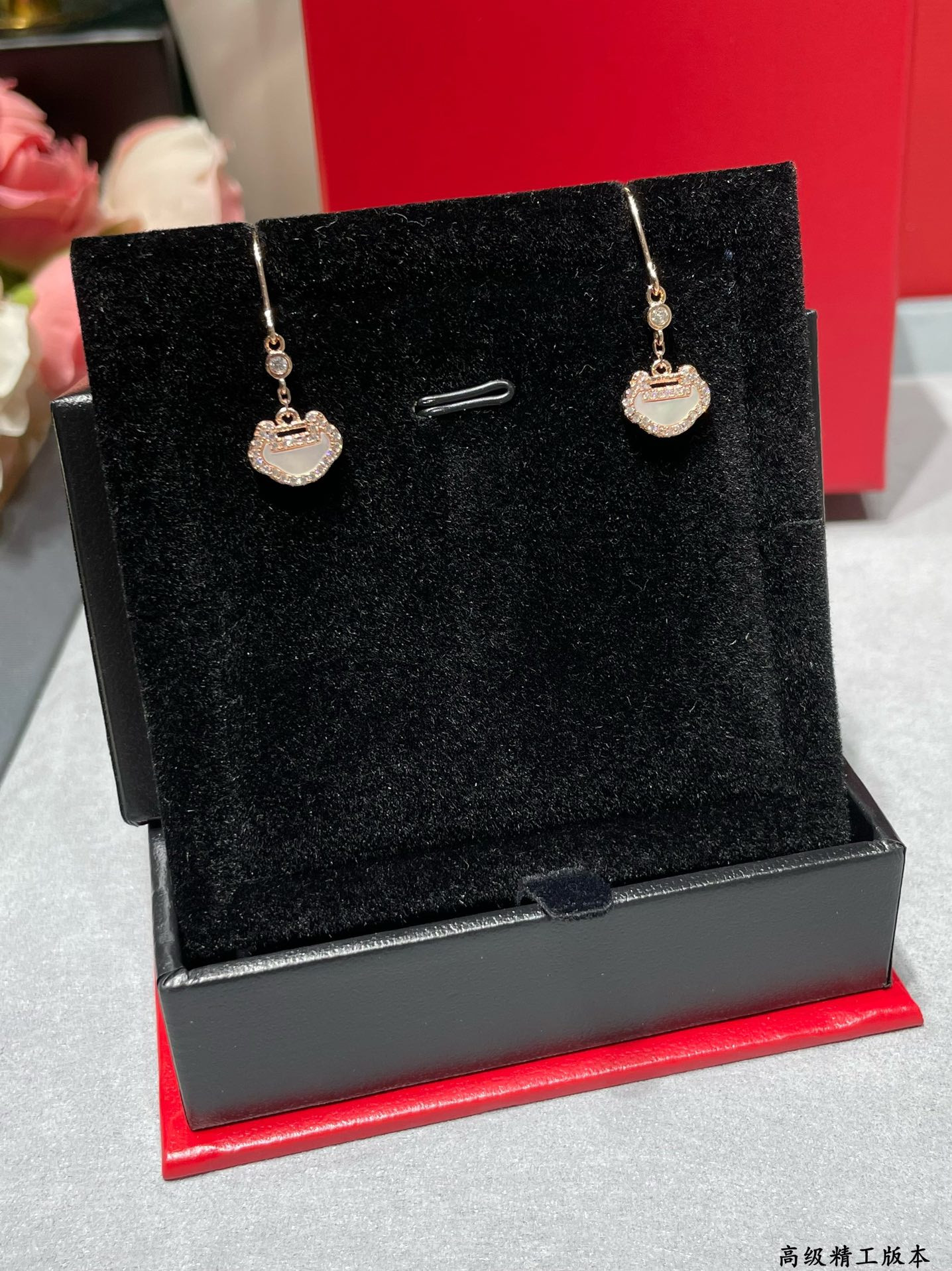 Qeelin White Mother-of-Pearl Ruyi Earrings