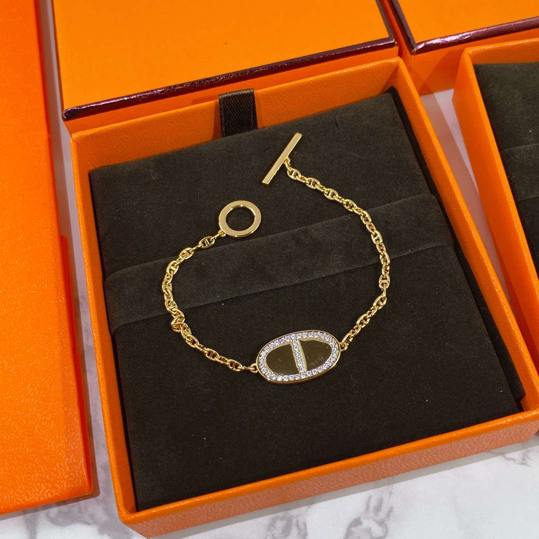 Hermès Round  H Pendant Bracelet