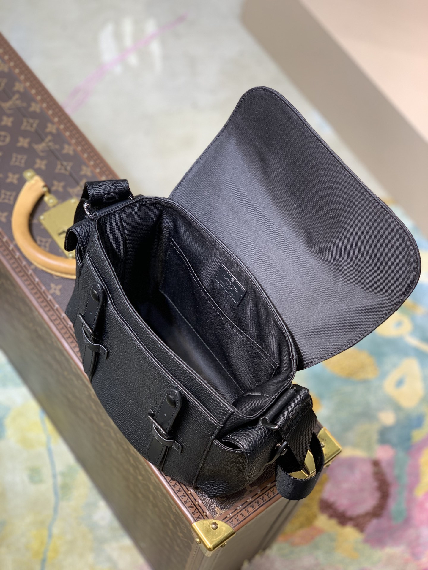 LV CHRISTOPHER MESSENGER M58476