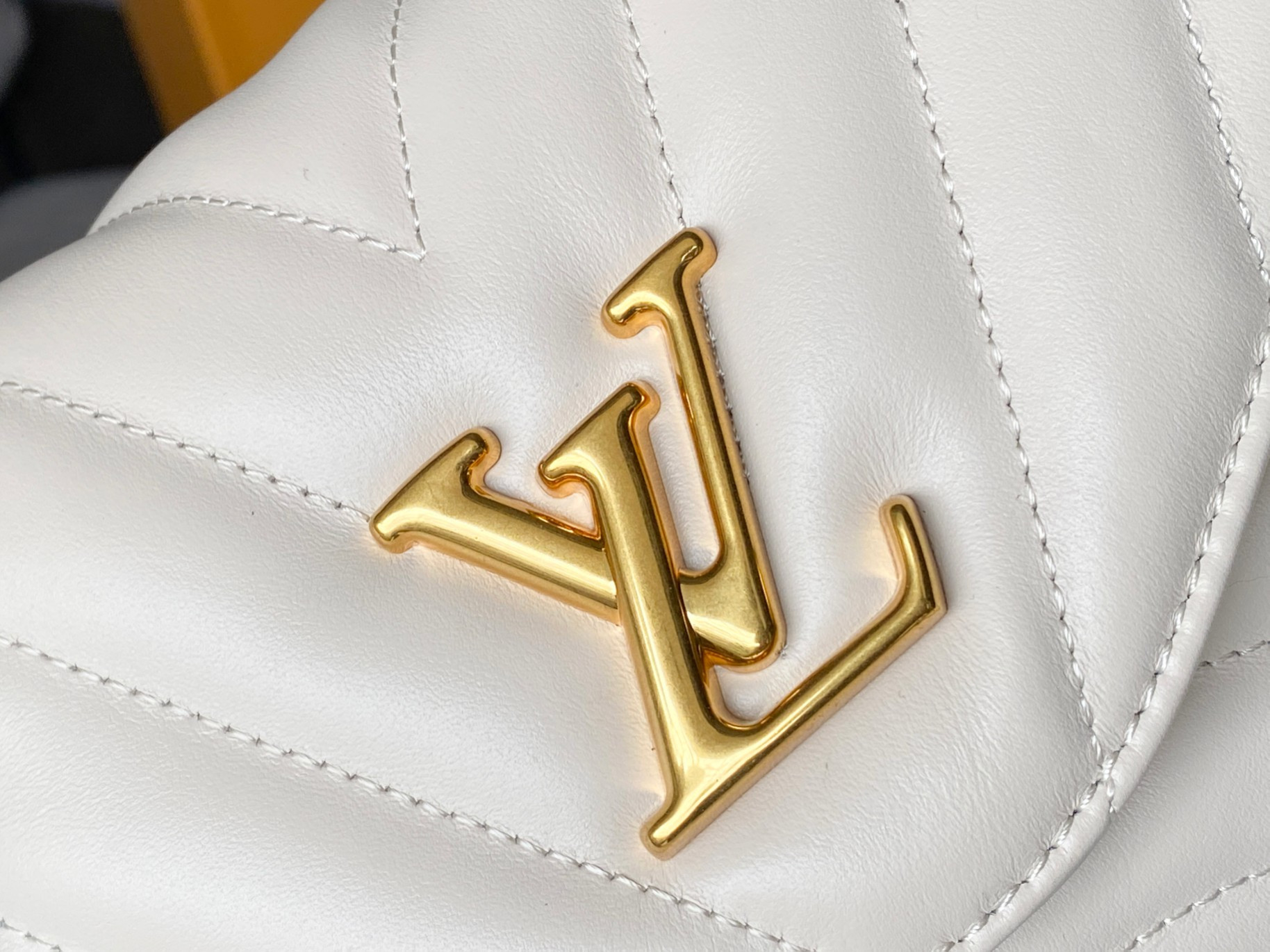 LV Hold Me M21797 23x15x10cm