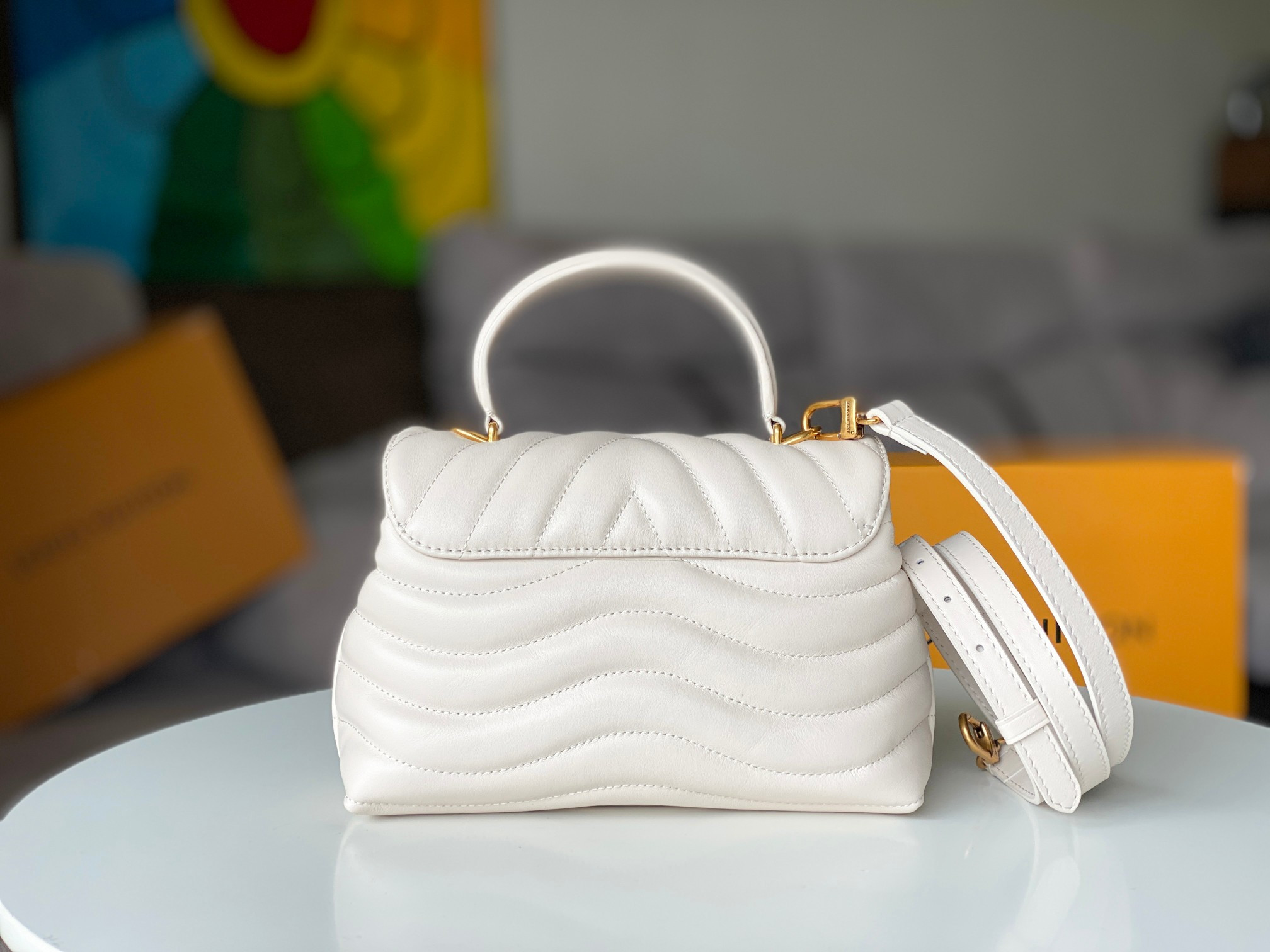 LV Hold Me M21797 23x15x10cm