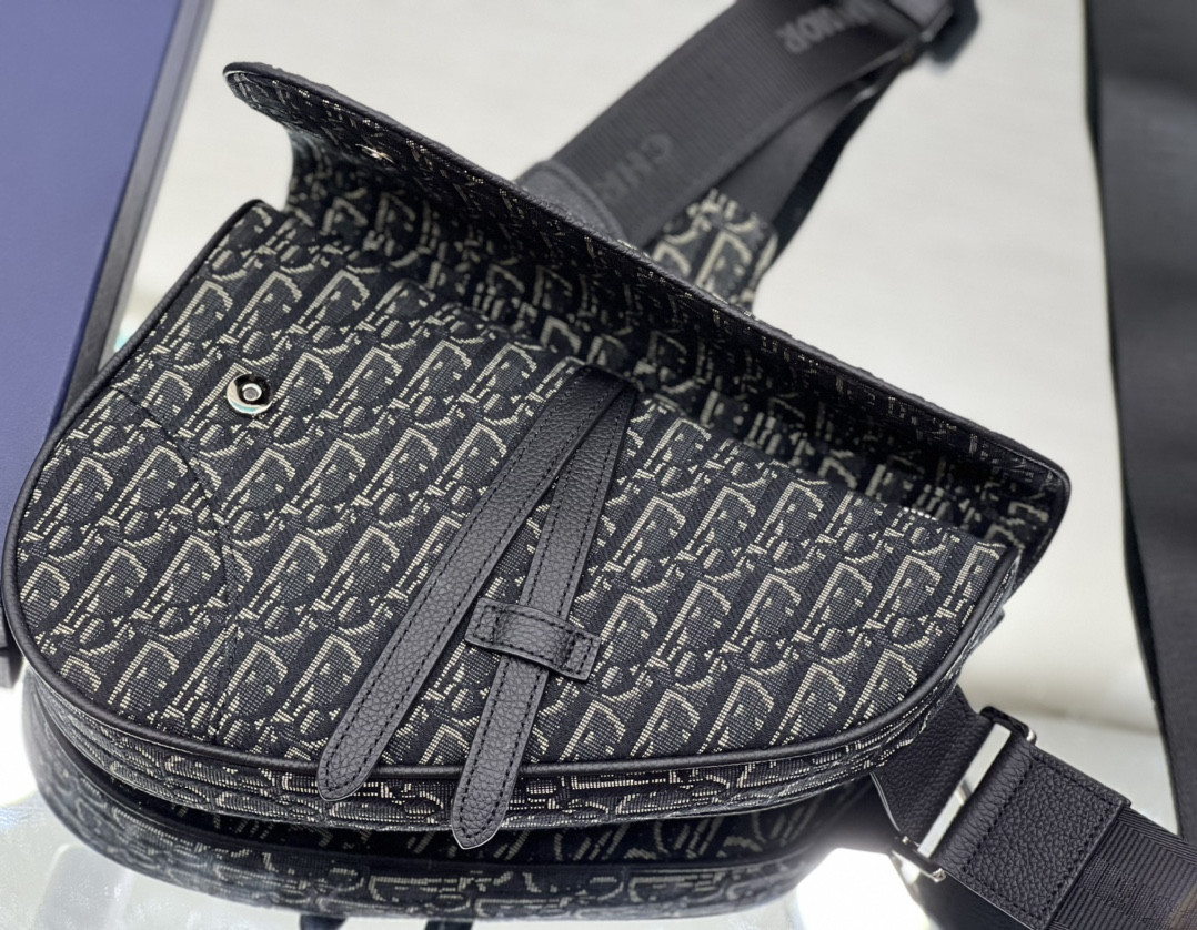 ch**an D*or saddle crossbody bag oblique canvas 26 x 19 x 4.5 cm