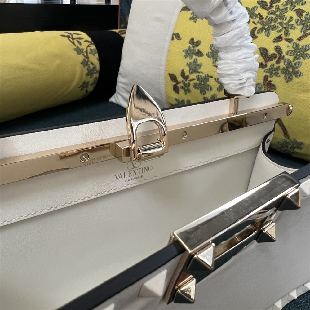 VALENTINO GARAVANI ROCKSTUD23 smooth calfskin handbag white