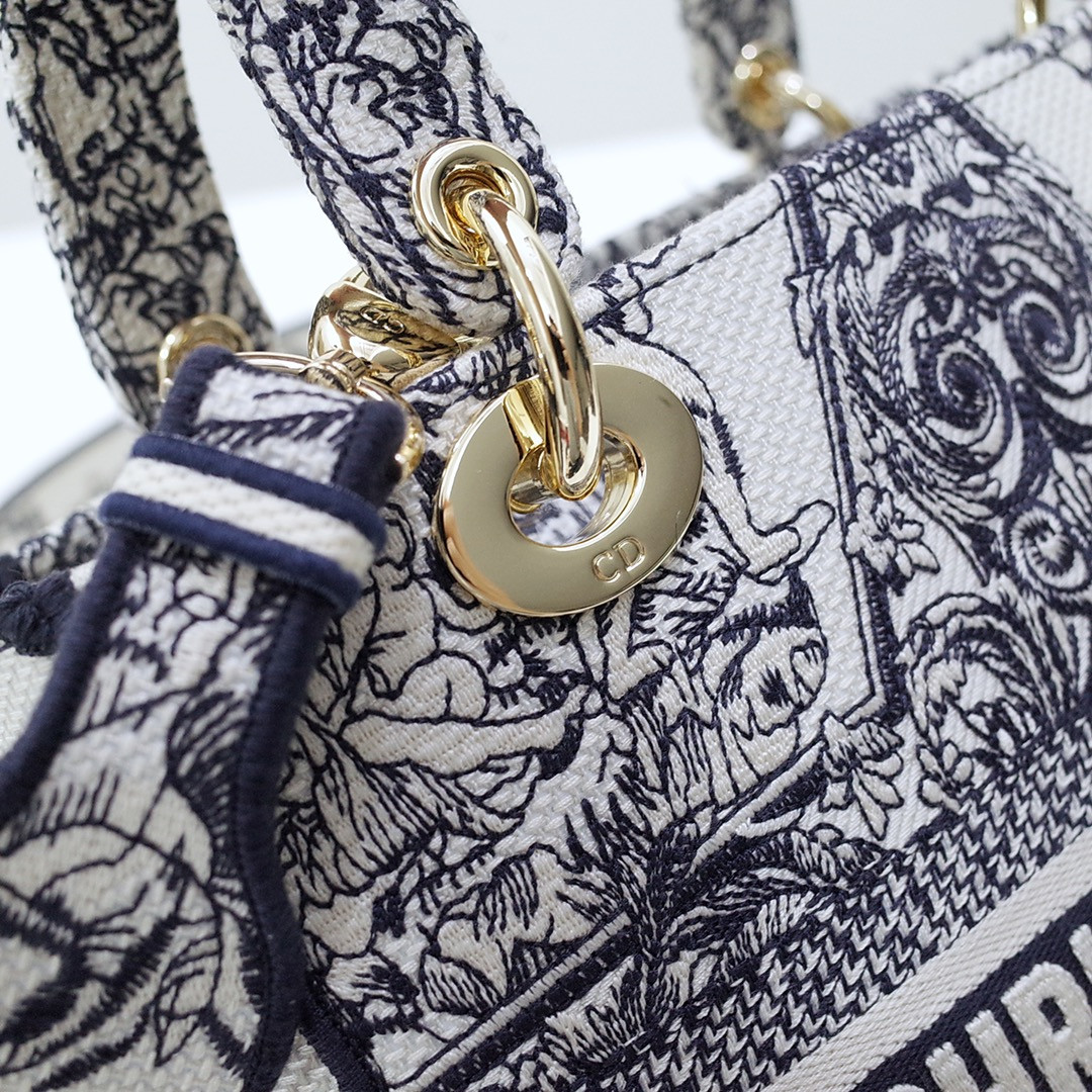 medium D*or lady d-lite bag 24 x 20 x 11 cm