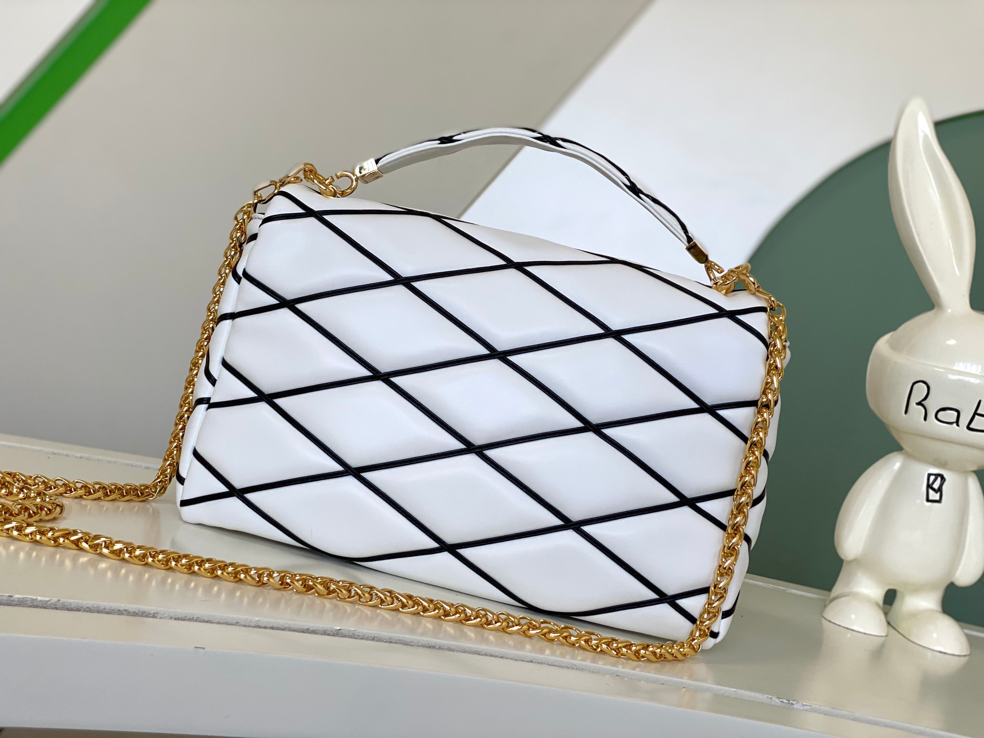 l0*is V*t0n go-14 gm white 12.2 x 7.7 x 4.3 inches