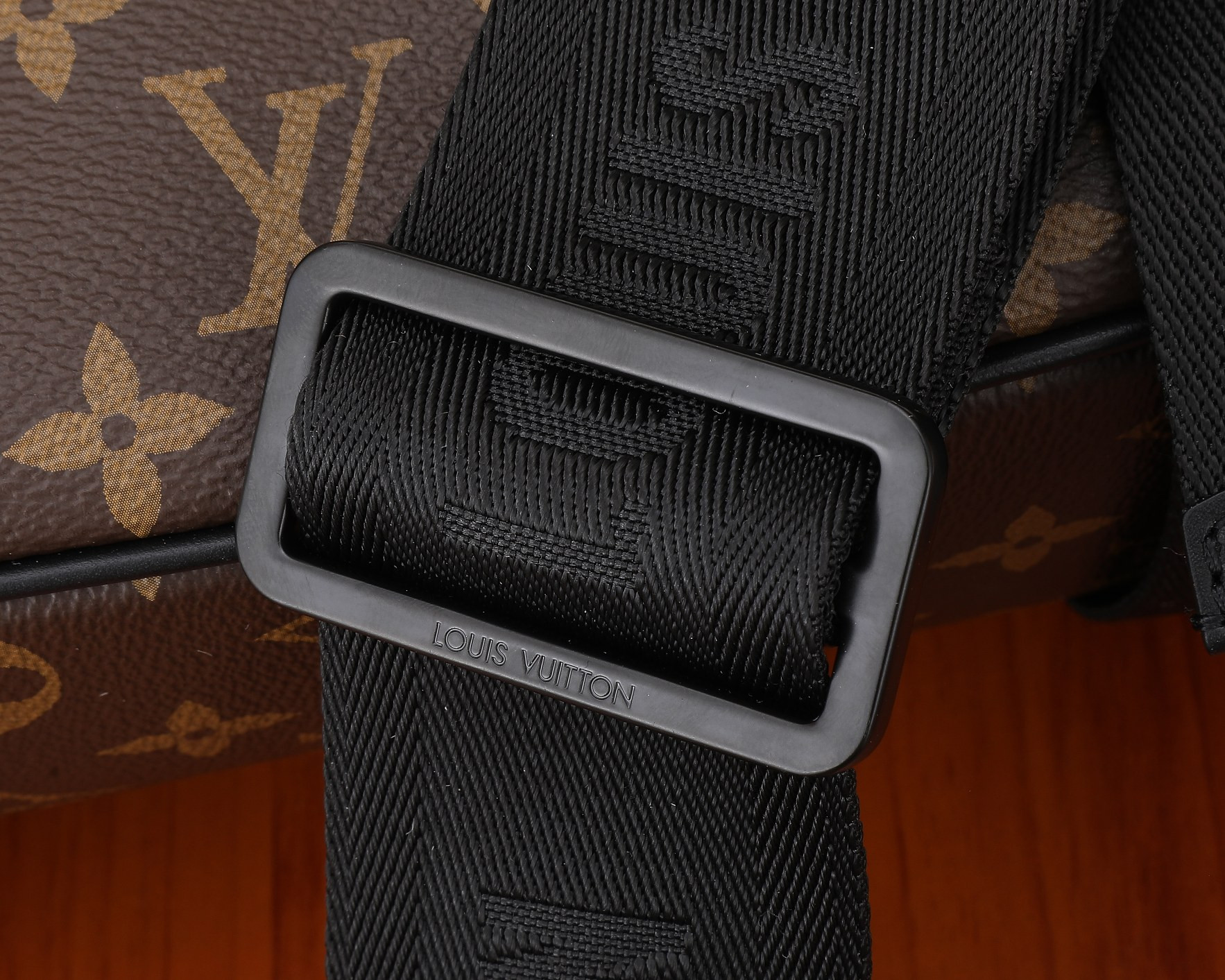 LV M46972 Trail Messenger 31 x 22 x11CM