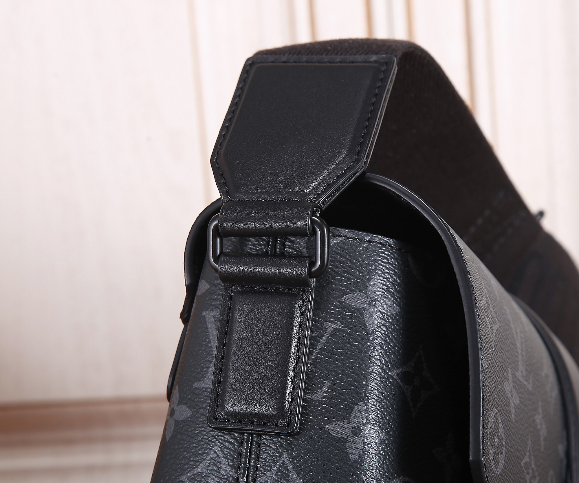 LV M46794 S-Cape Messenger 28 x 16 x 10 cm