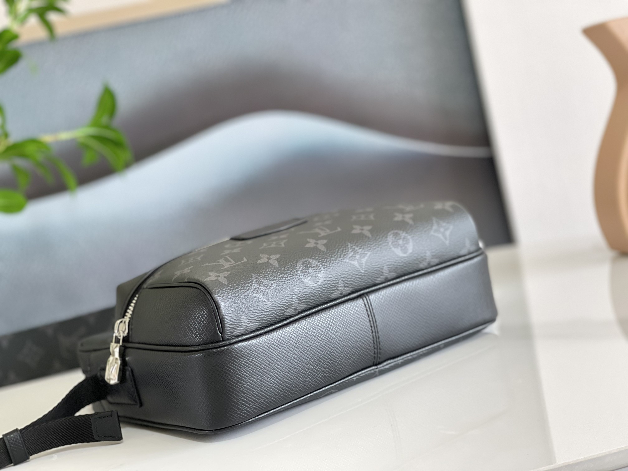 LV M30233 Outdoor Messenger 10.2 x 7.9 x 4.1 inches