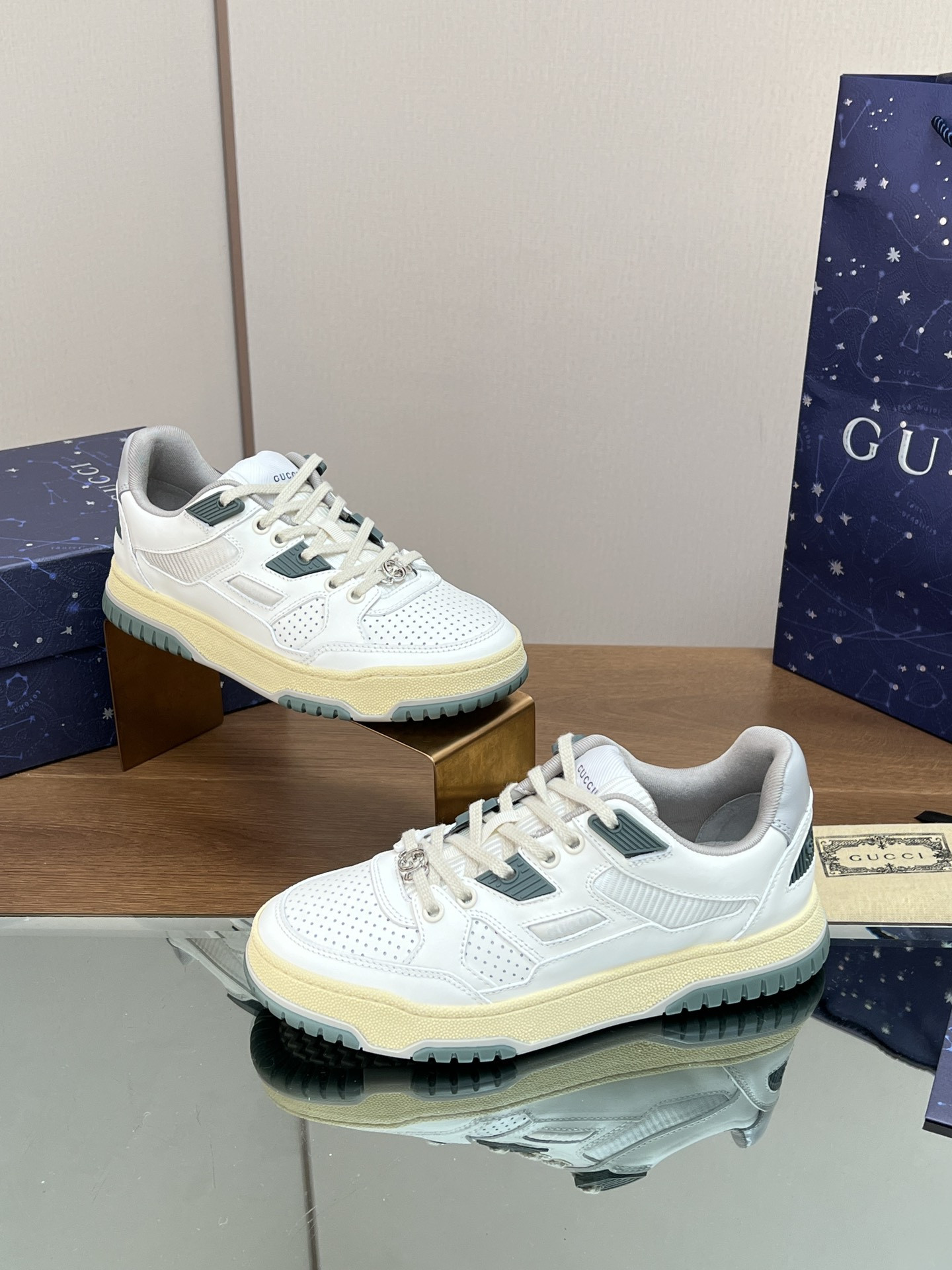 ua G*u*i low-top sneaker