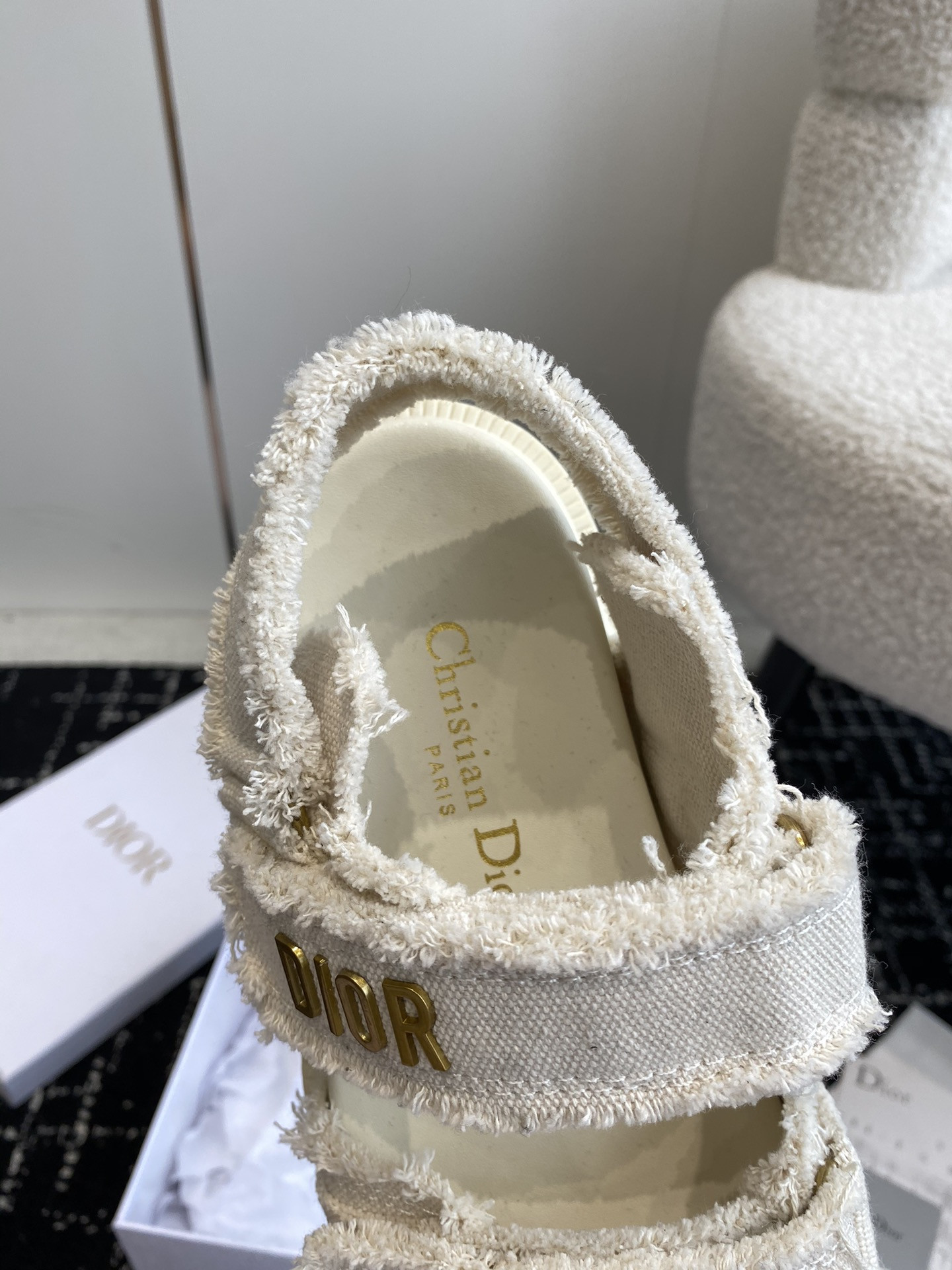 ua D*oract sandal