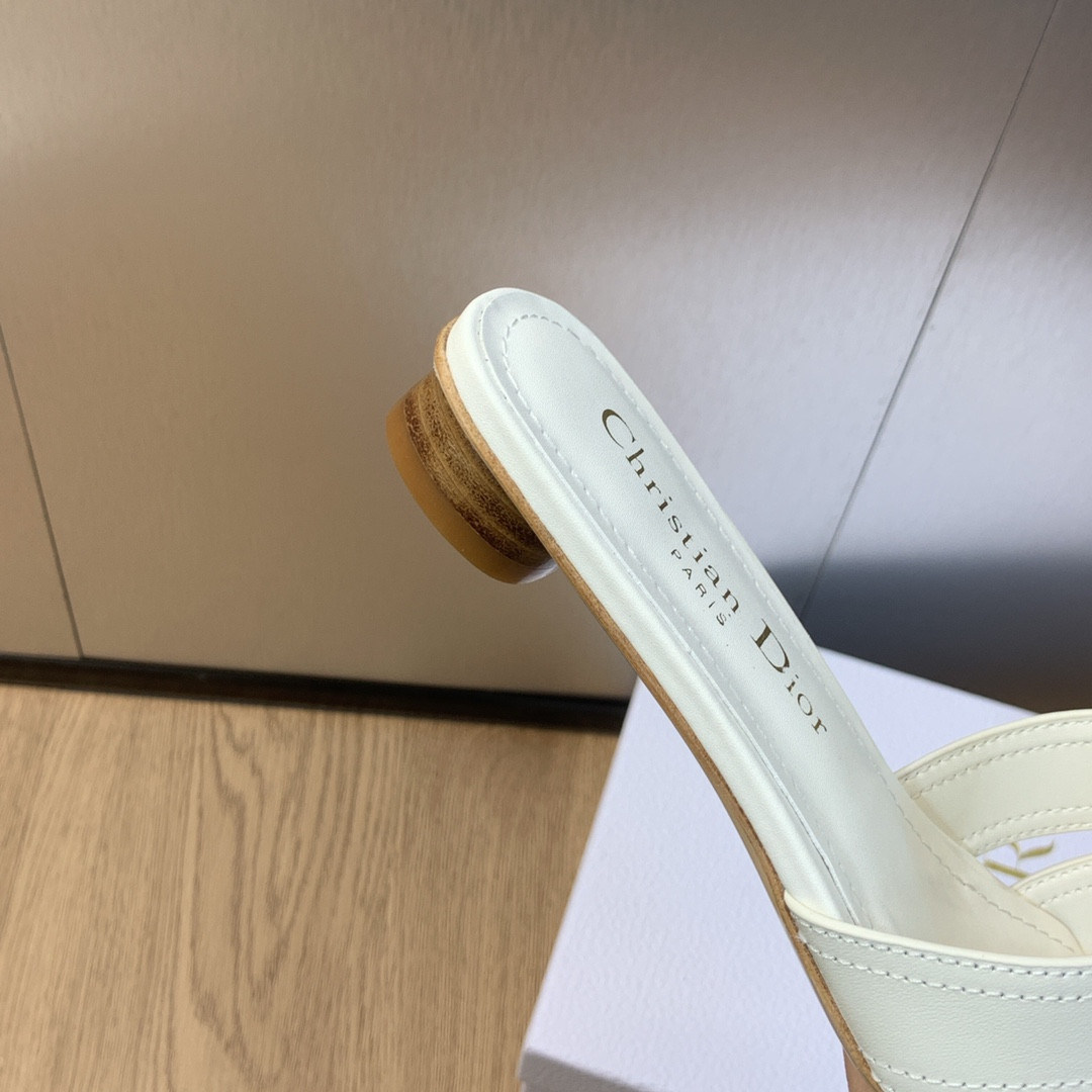 ua D*or 30 montaigne slide