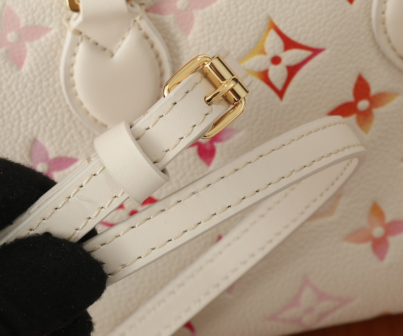 LV OnTheGo BB M47115 7.1 x 5.9 x 3.3 in