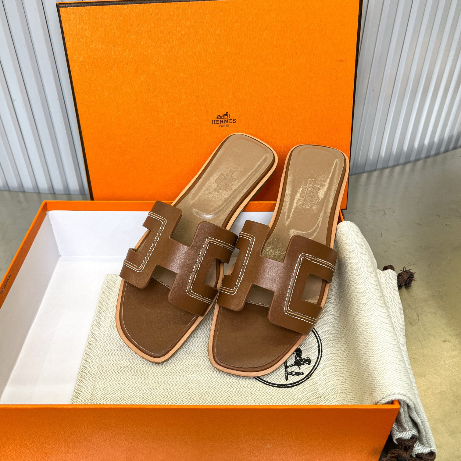 UA Hermès Oran sandal