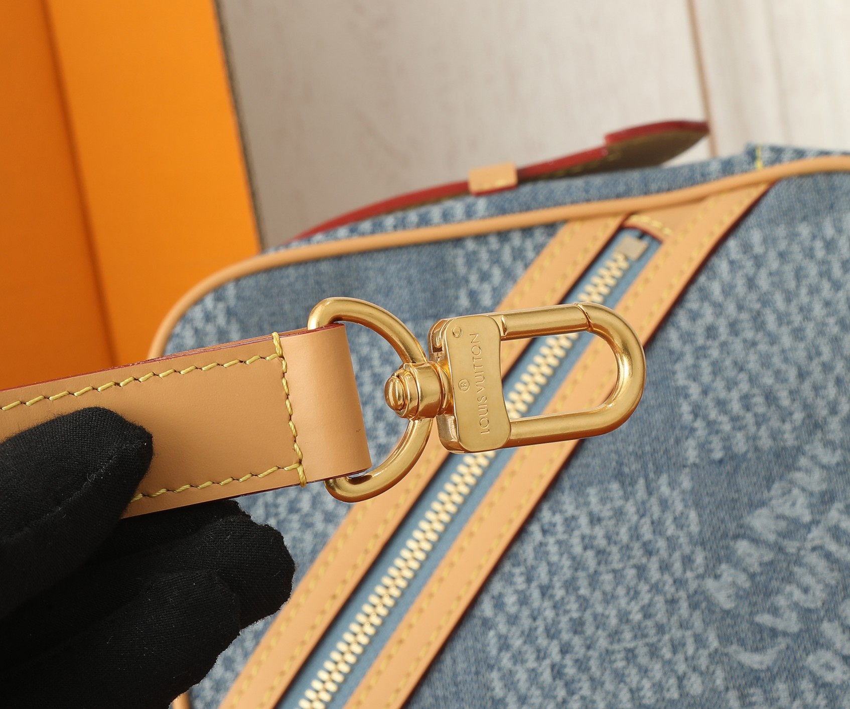 LV Chess Messenger M40706 9.4 x 9.4 x 3.1 inches