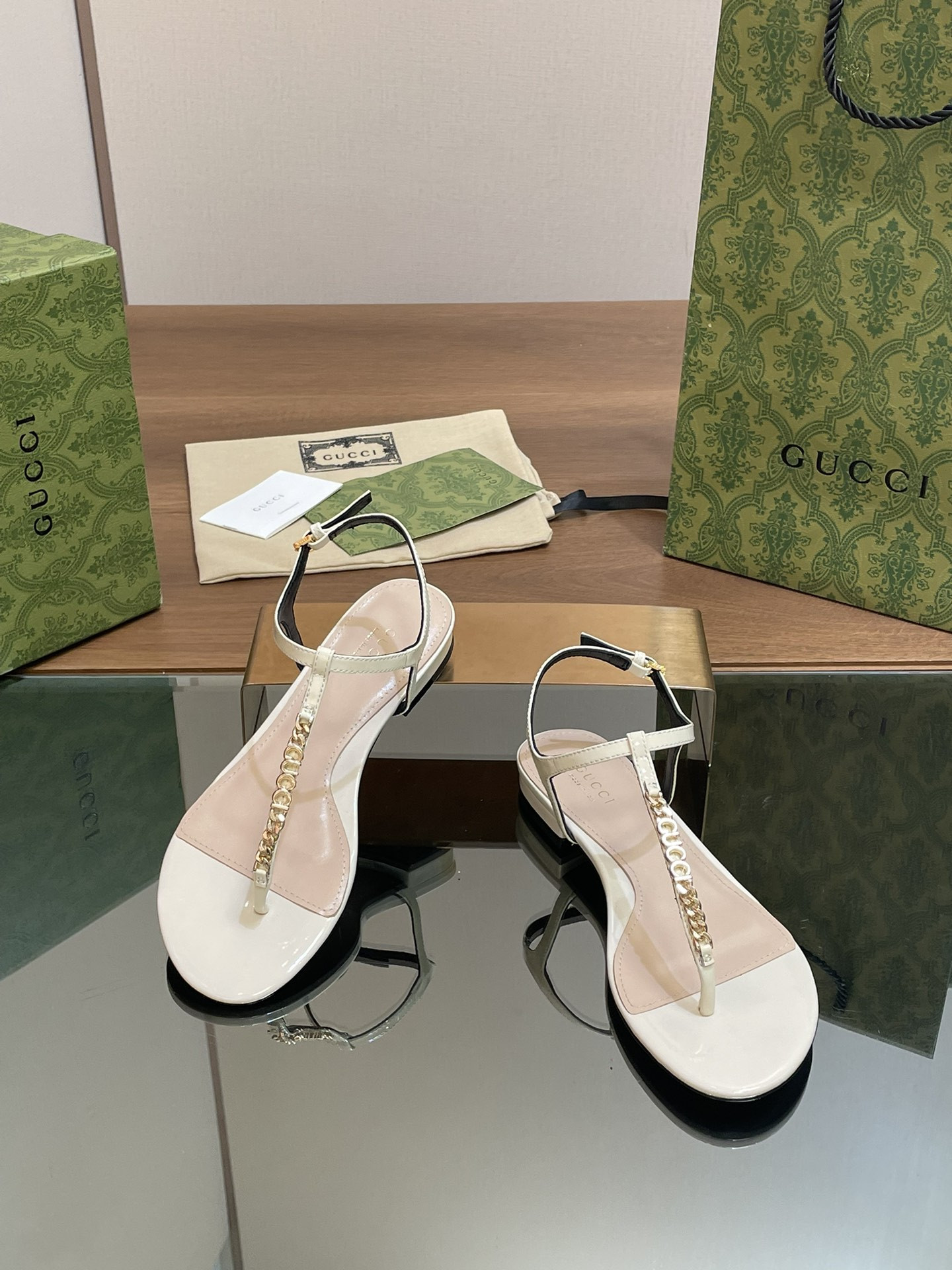 ua G*u*i signoria thong sandal