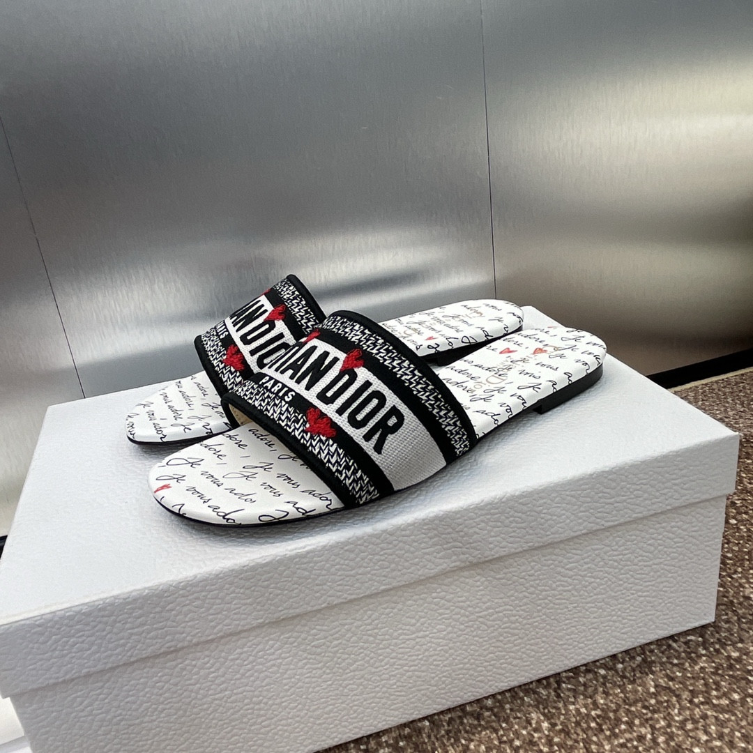 ua D*oramour dway slide