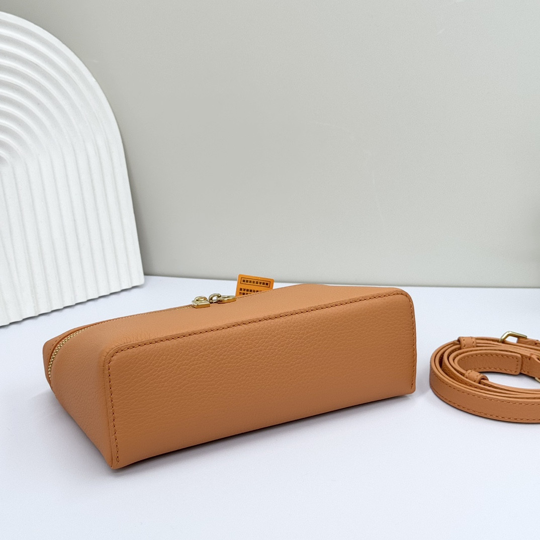 L**o p*ana extra pocket l19 grained calfskin 11 x 19 x 6.5 cm