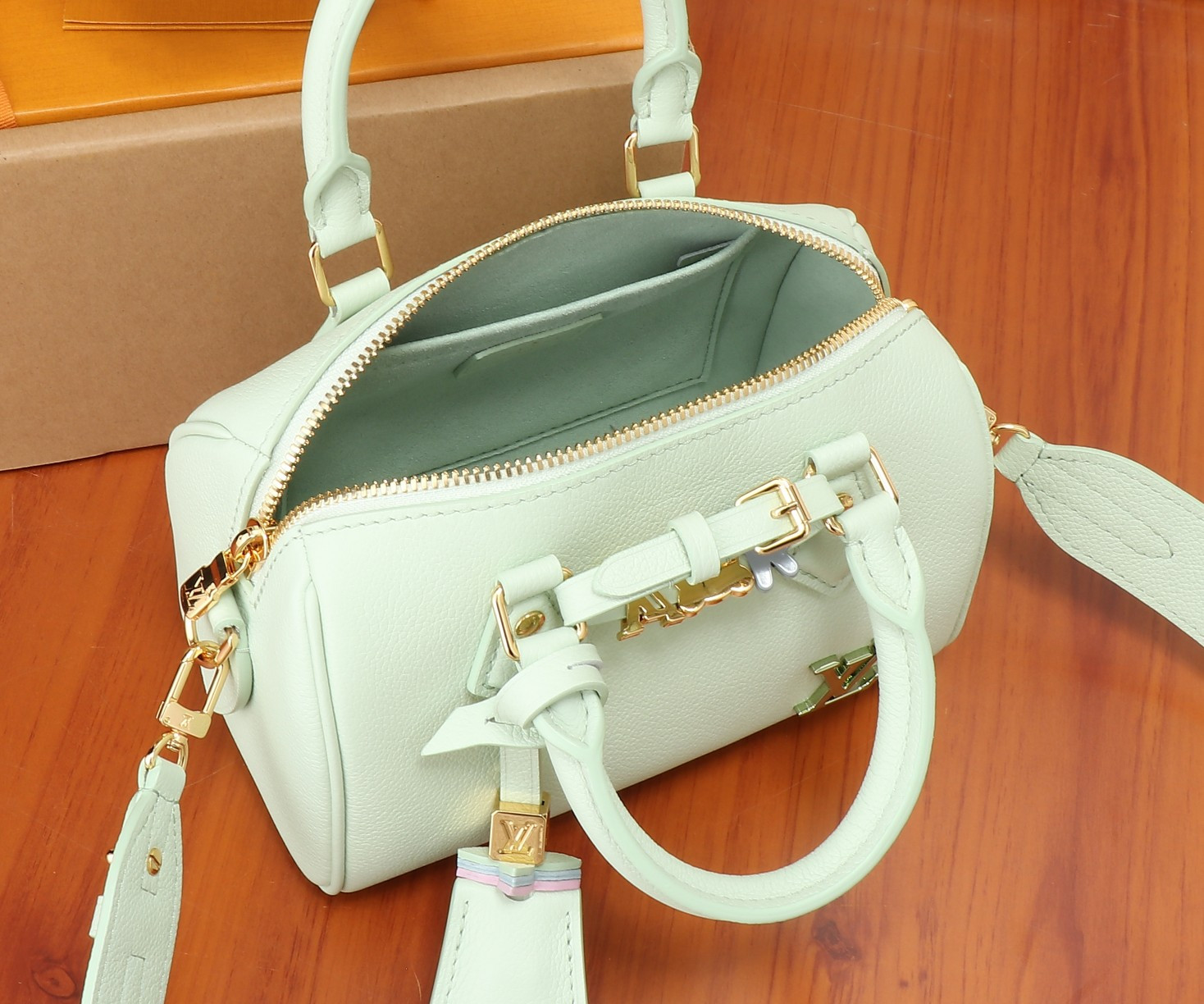 LV Speedy 18 M24605 18x12.5x11CM