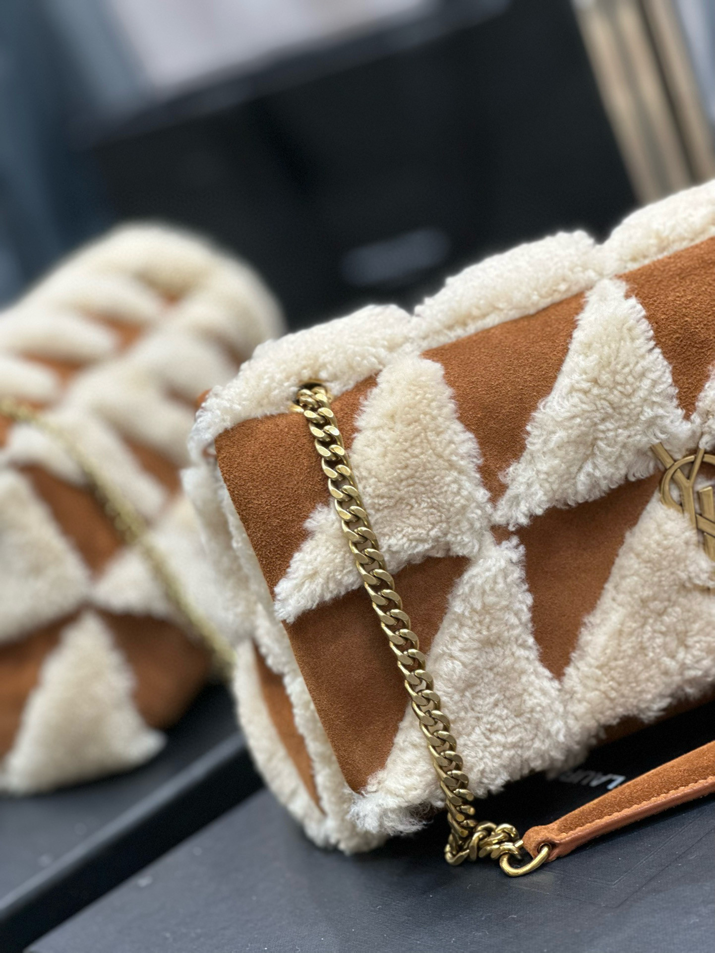 Y*L jamie medium in suede and shearling 25×15×7.5cm