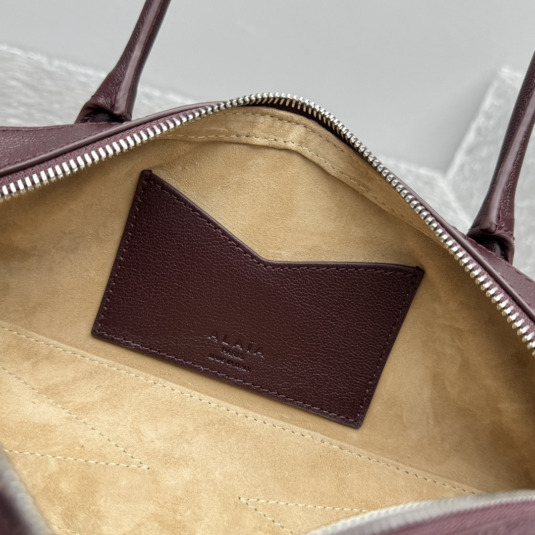 ALAÏA LE TECKEL SMALL BAG IN LEATHER 27x9x8cm