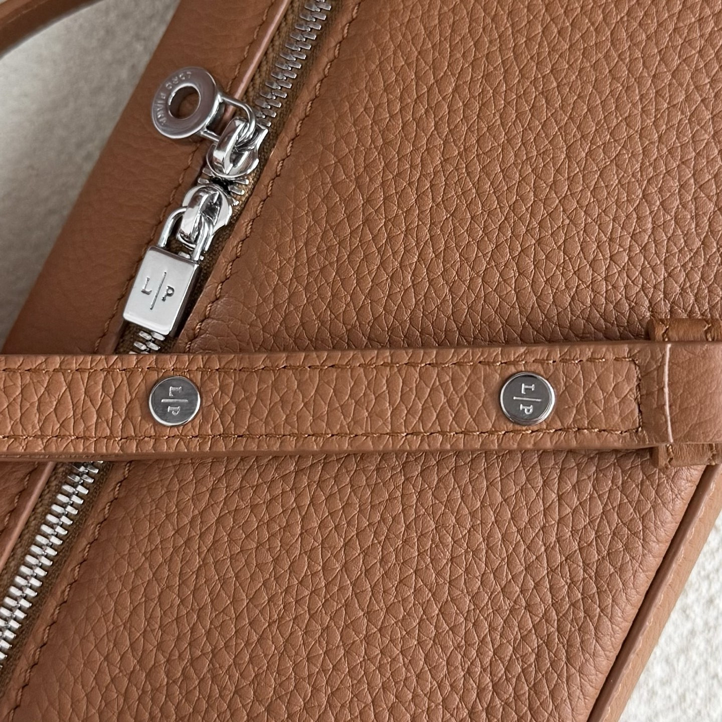 L**o p*ana extra pocket l19 grained calfskin 11 x 19 x 6.5 cm