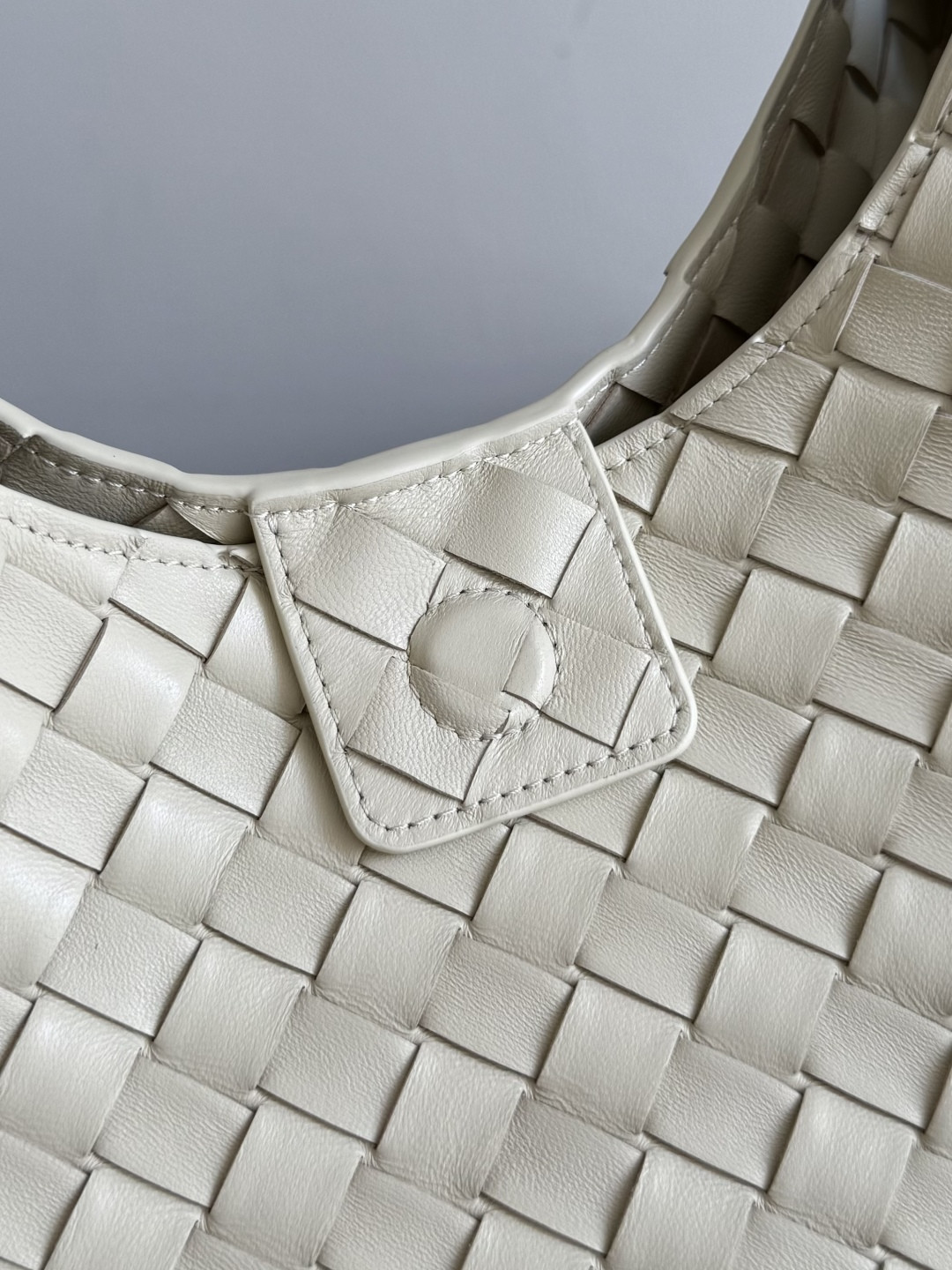 bo*te*ga Ve*ne*ta medium campana 20x33x16.5cm